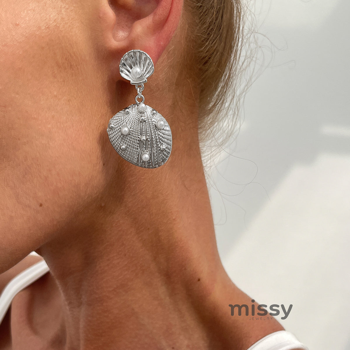 Itzayana Scallop Pearl Stud Earrings