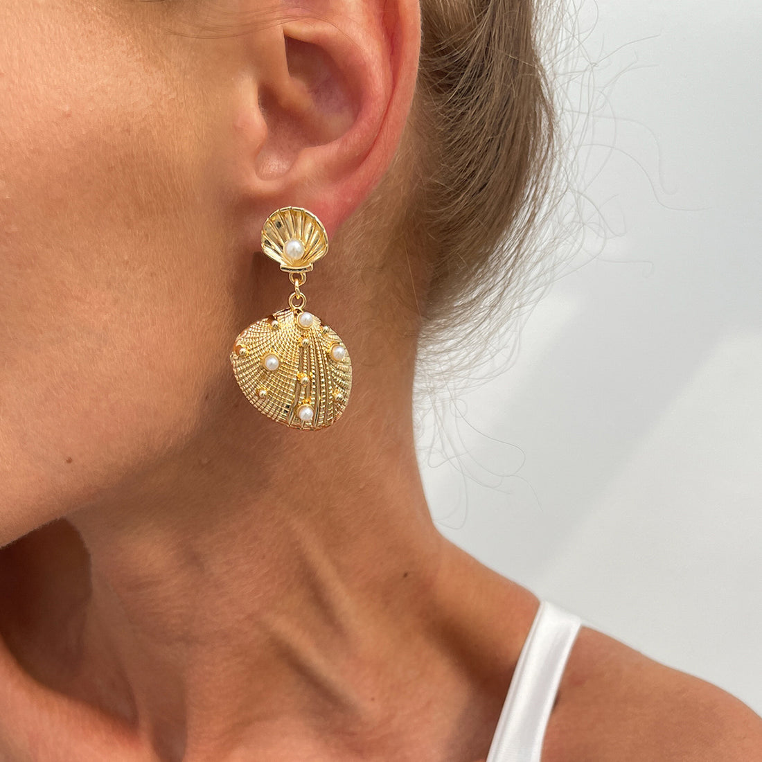 Itzayana Scallop Pearl Stud Earrings