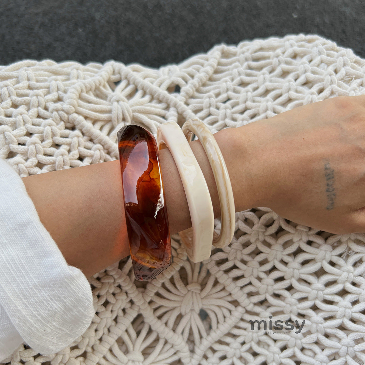 Ivyonna Irregular Resin Bangle [DZKXV90H]