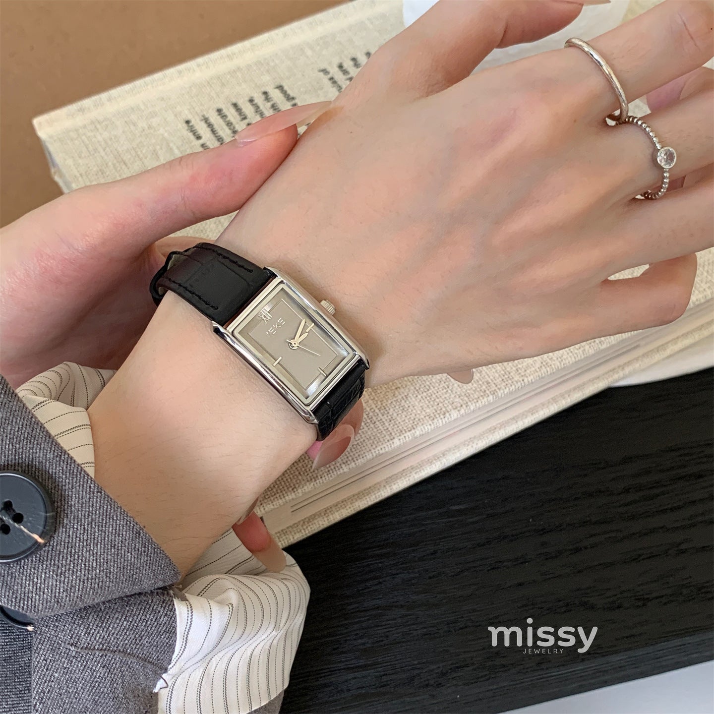 Ivyonna Rectangular Leather Watch [2OUNU4N0]