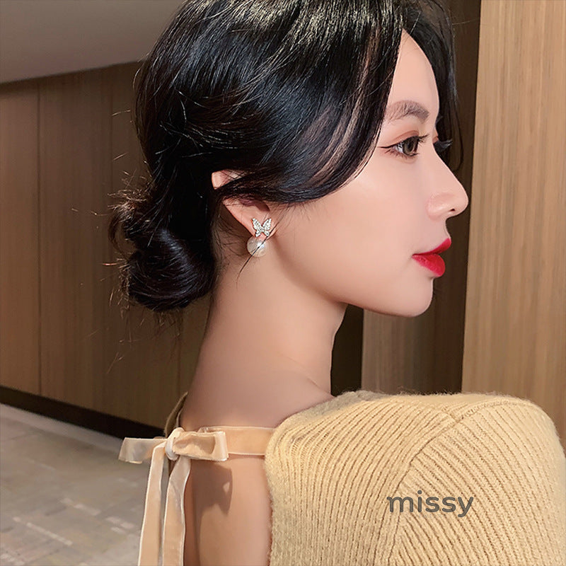 Izabell Butterfly Pearl Stud Earrings [56KSYD96]