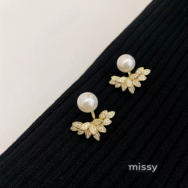 Jamila Gold Petal Pearl Earrings [E5K761SZ]
