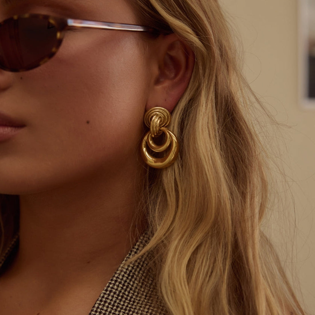 Kayleen Sculptural Hoop Earrings [UNGL32W6]