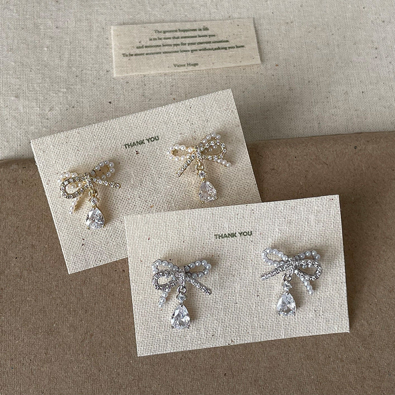 Kelcie Pearl Bow Drop Earrings [ZBL13A1L]