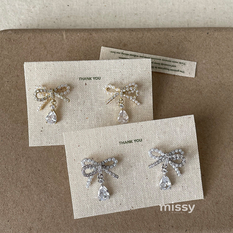 Kelcie Pearl Bow Drop Earrings [ZBL13A1L]
