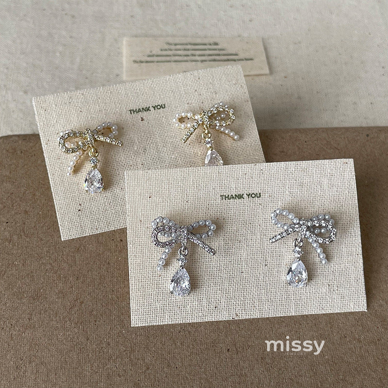 Kelcie Pearl Bow Drop Earrings [M0UMTKGY]