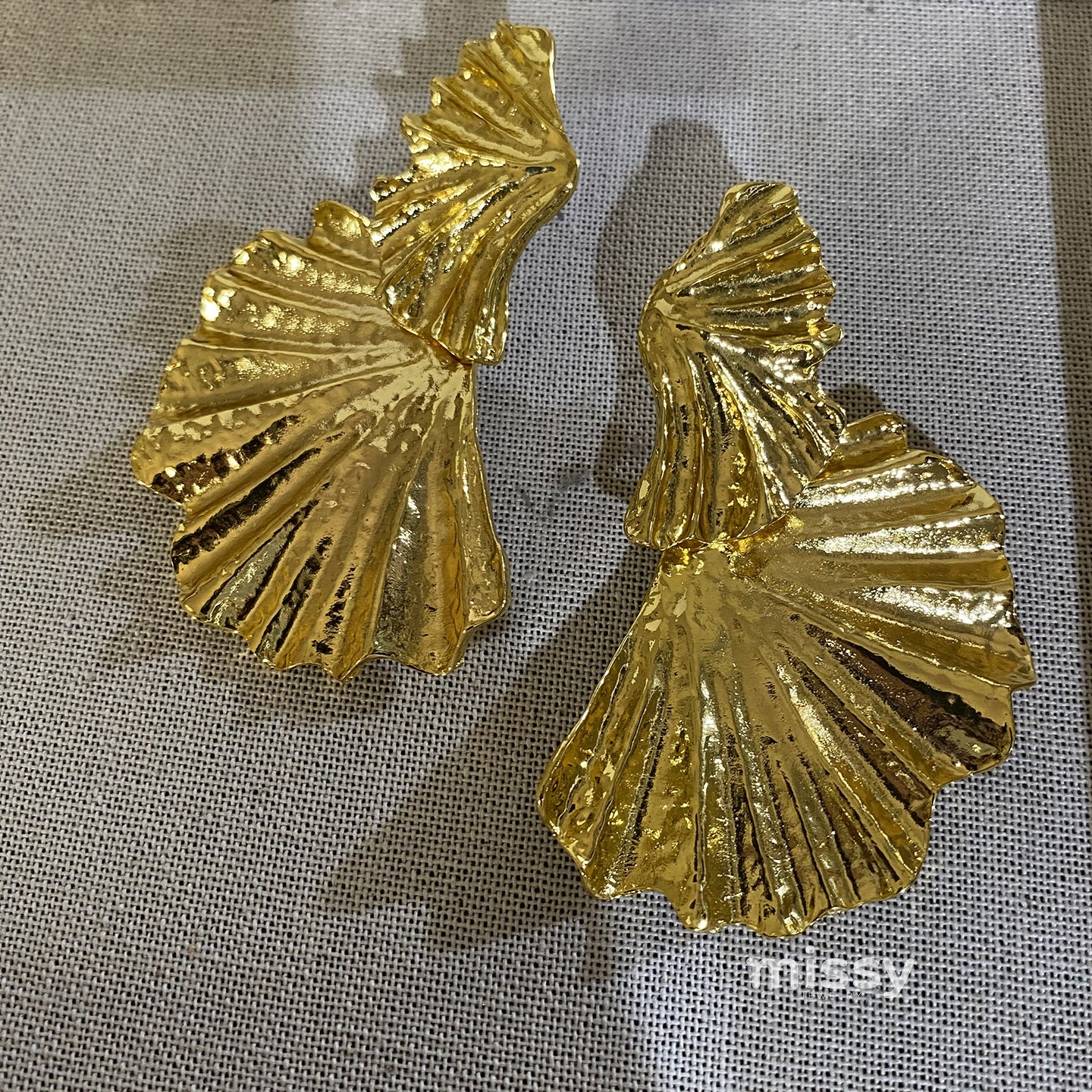 Khloe Gilded Leaf Statement Earrings [CURKHT2V]
