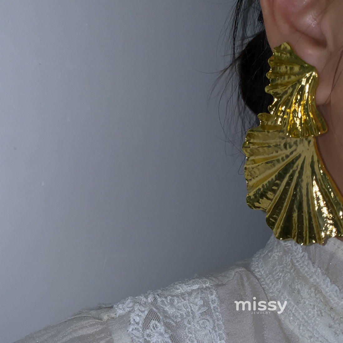 Khloe Gilded Leaf Statement Earrings [O8B4R5UK]