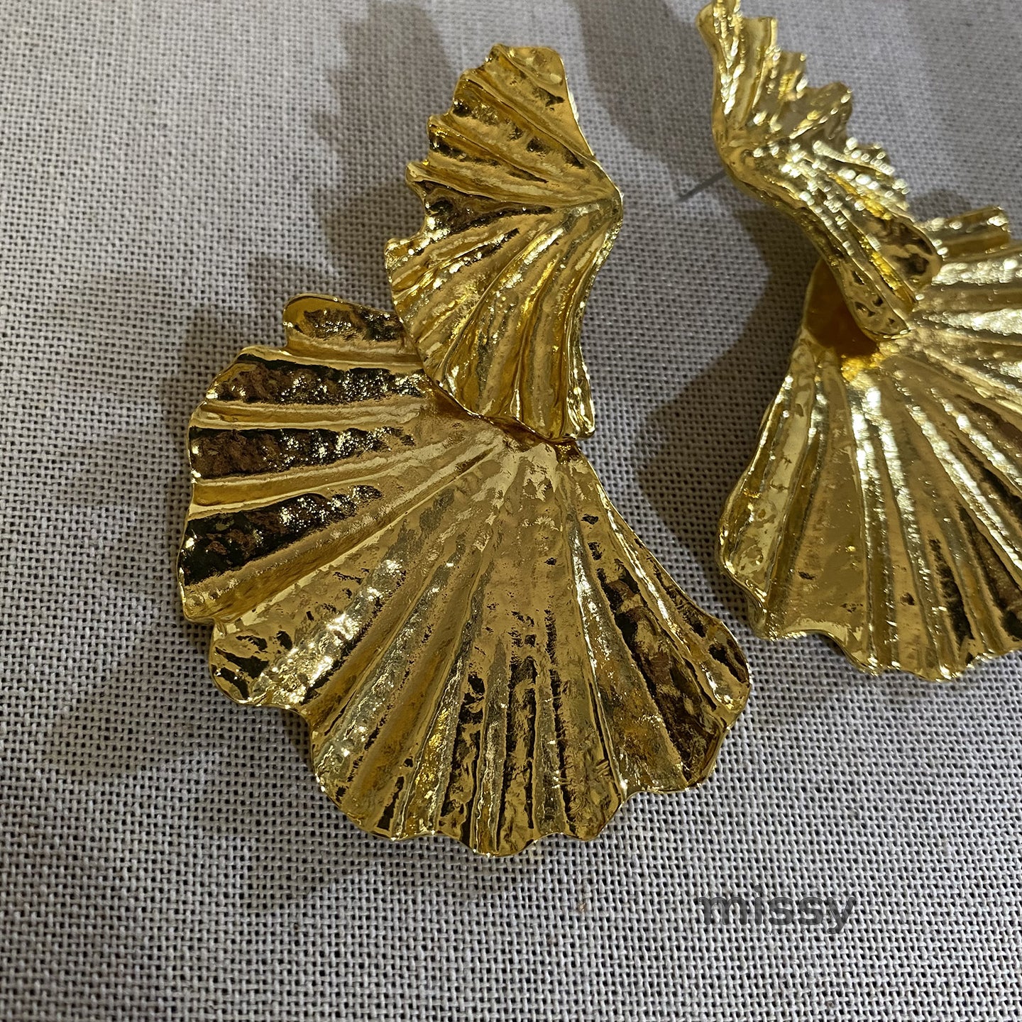 Khloe Gilded Leaf Statement Earrings [E7R4W75F]