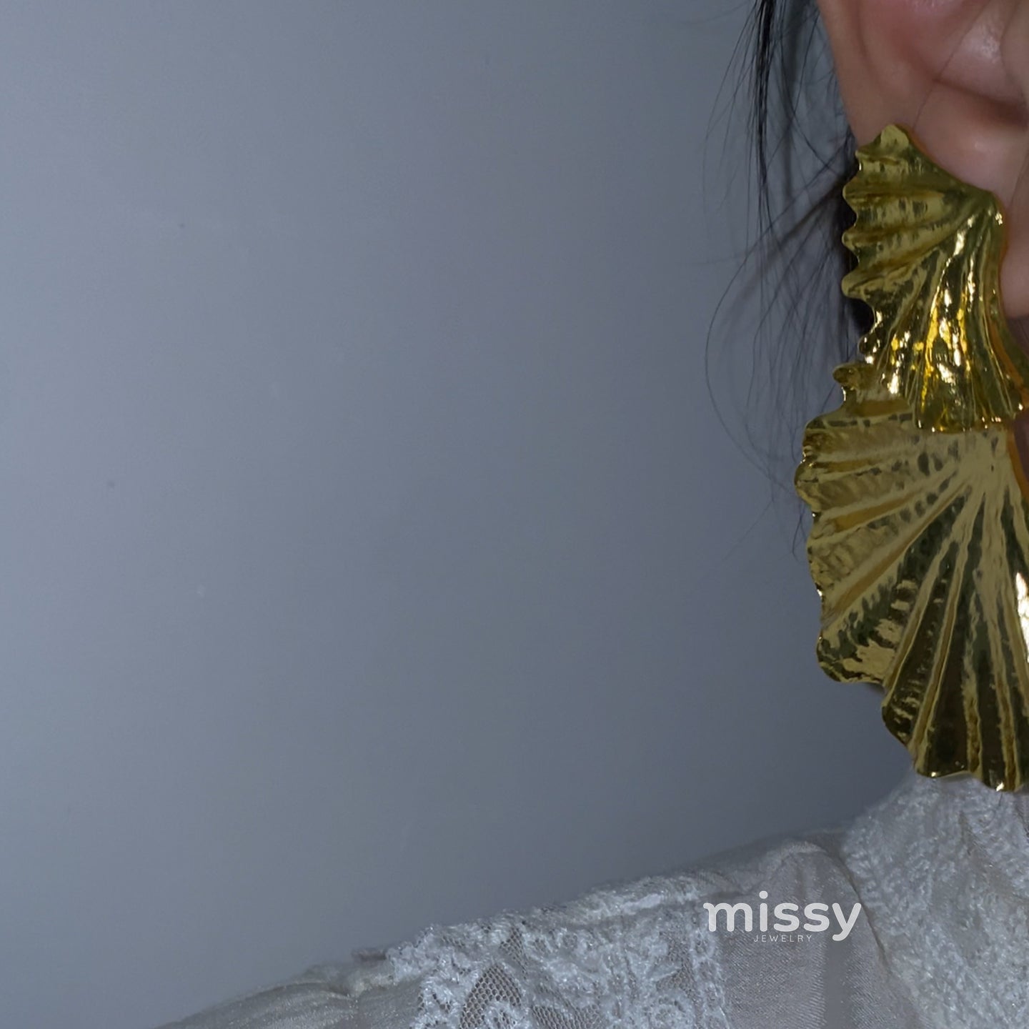 Khloe Gilded Leaf Statement Earrings [GMYHR5XO]