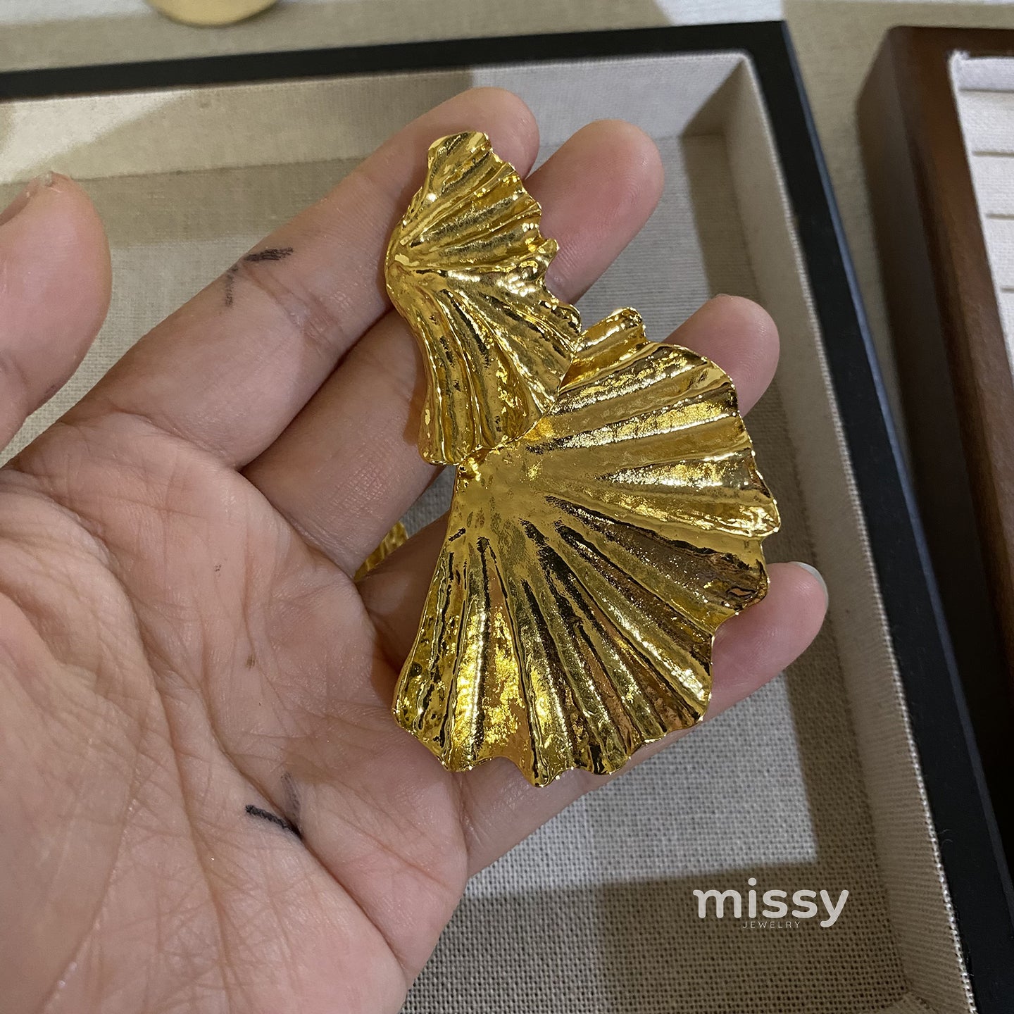 Khloe Gilded Leaf Statement Earrings [MWVDEN8M]