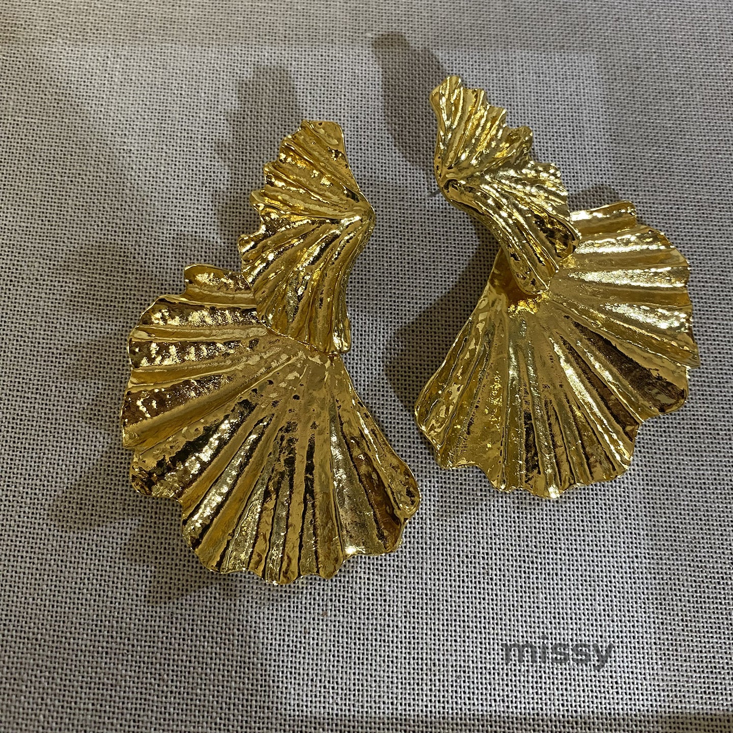 Khloe Gilded Leaf Statement Earrings [2XMC8R33]