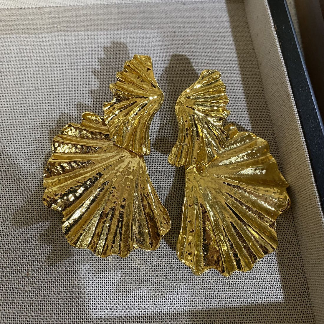 Khloe Gilded Leaf Statement Earrings [O8B4R5UK]