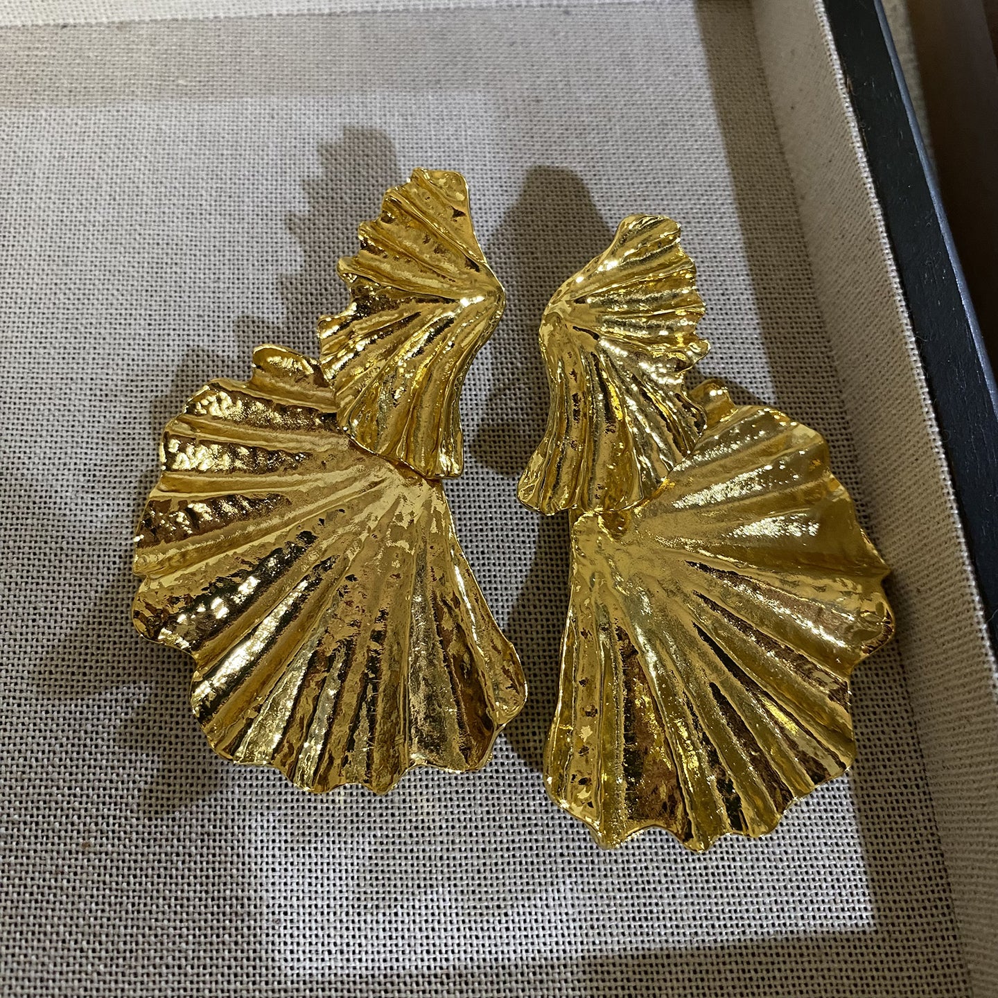 Khloe Gilded Leaf Statement Earrings [O8B4R5UK]