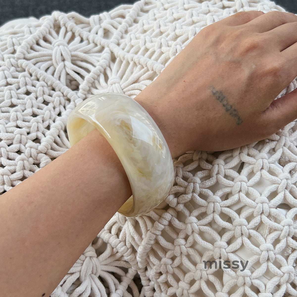 Kiersten Organic Resin Bangle [T875Z5D7]