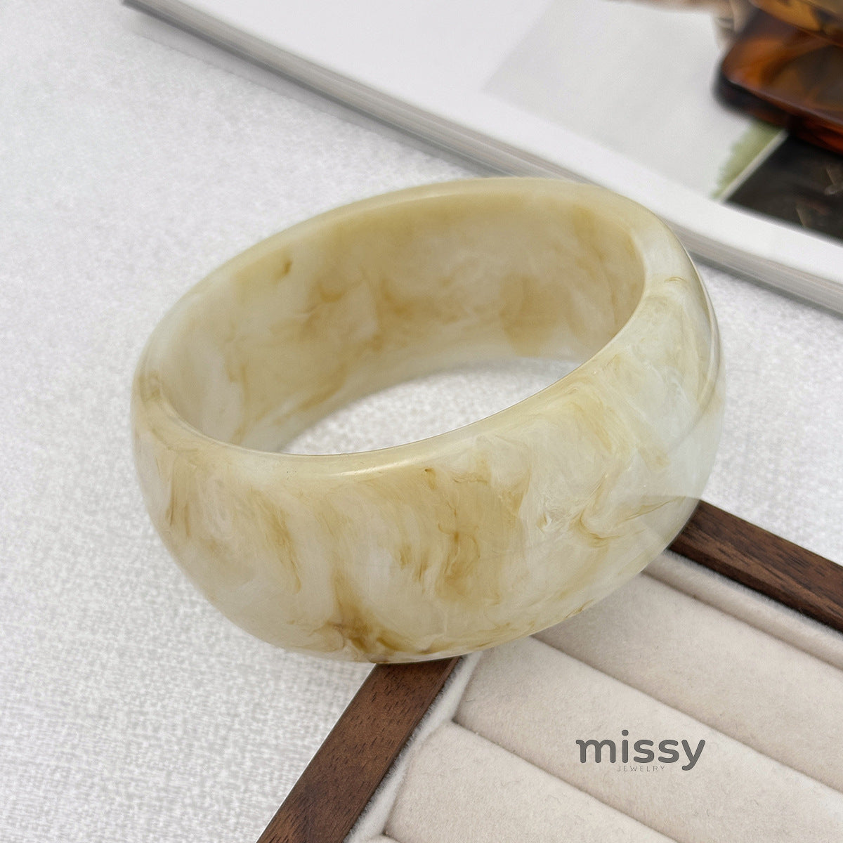 Kiersten Organic Resin Bangle [6B9EIQ9D]