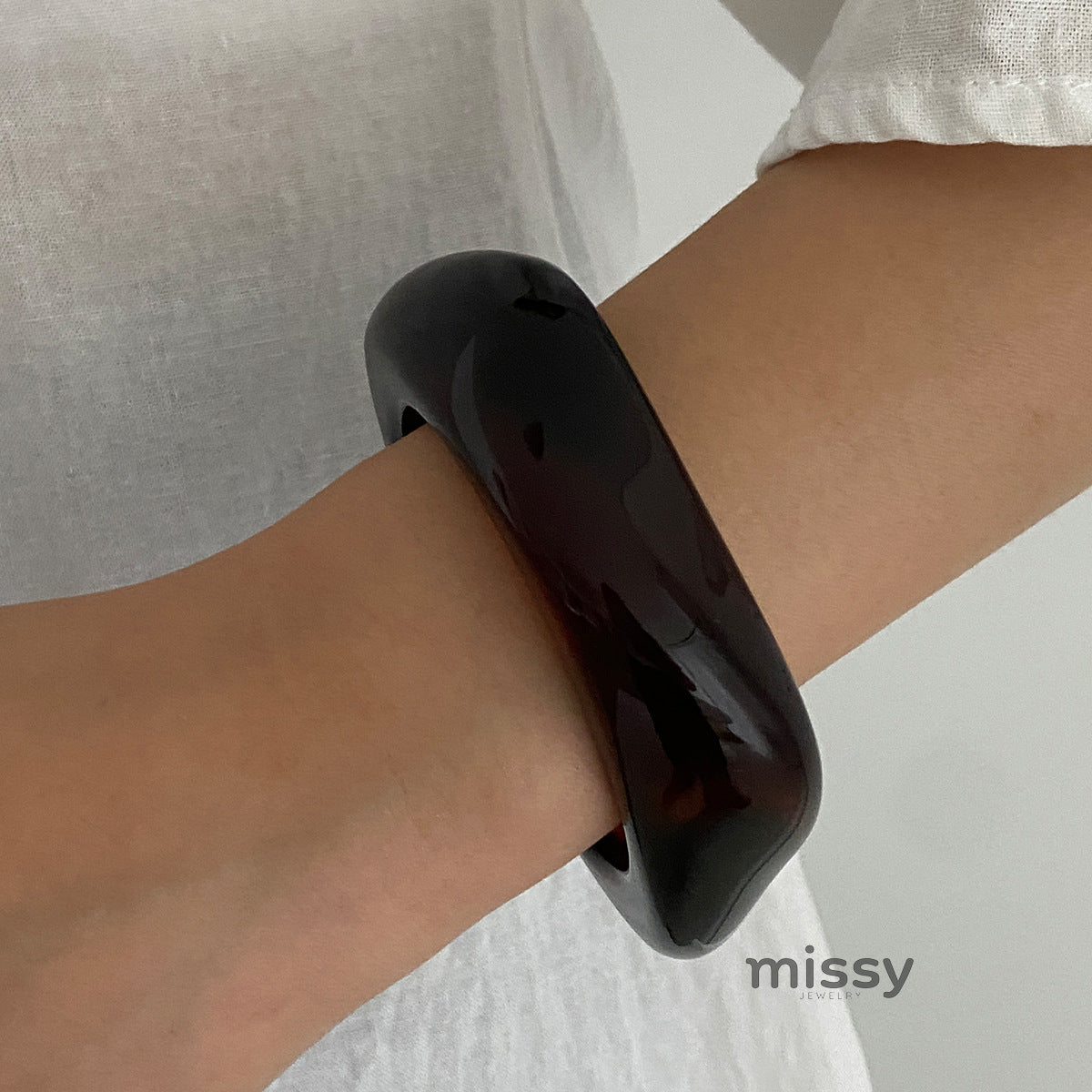 Kyndell Asymmetrical Resin Cuff Bracelet [NB8D9HU7]
