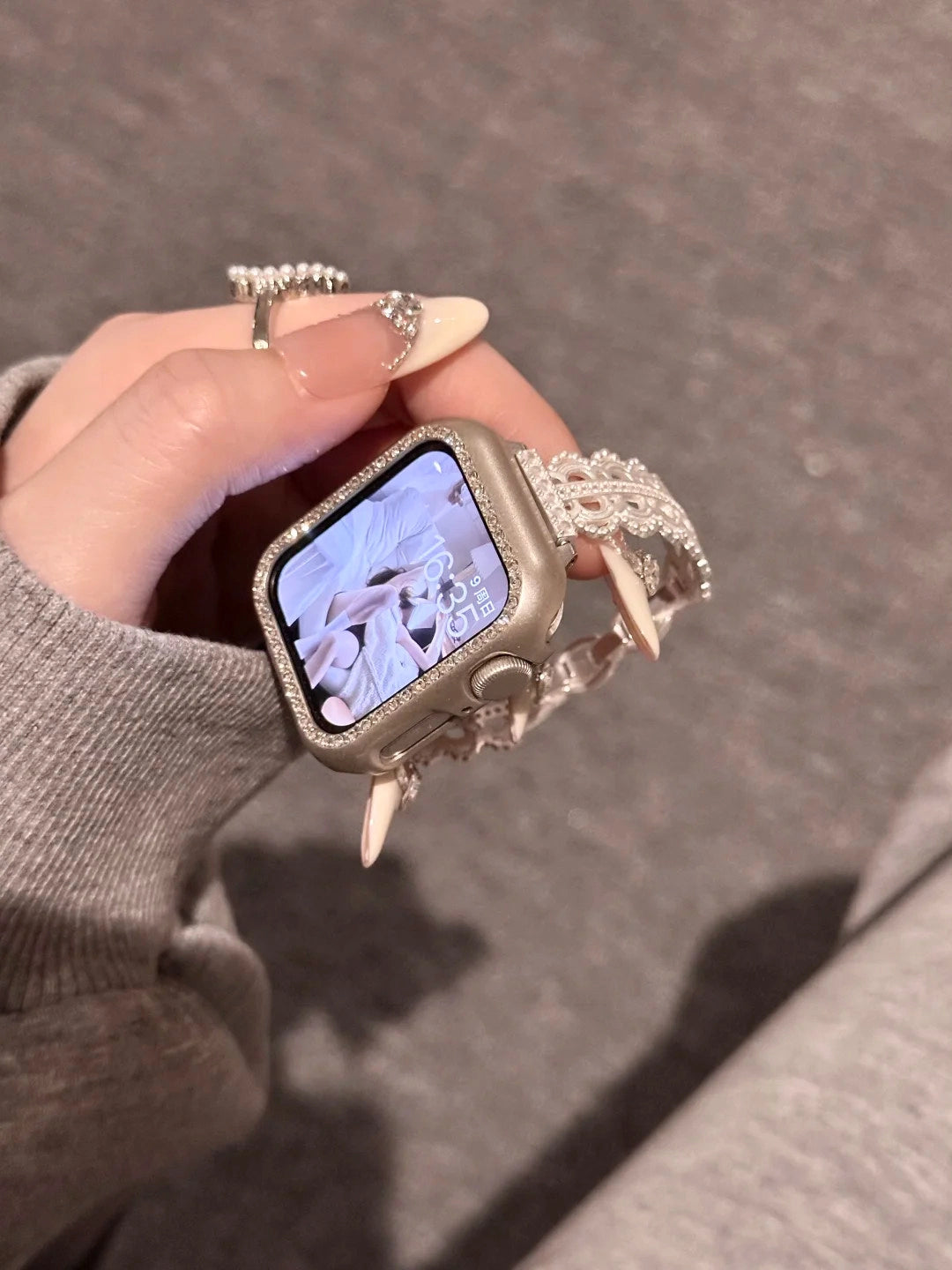 Lace Cut-Out Metal Watch Band [UH8CYN38]