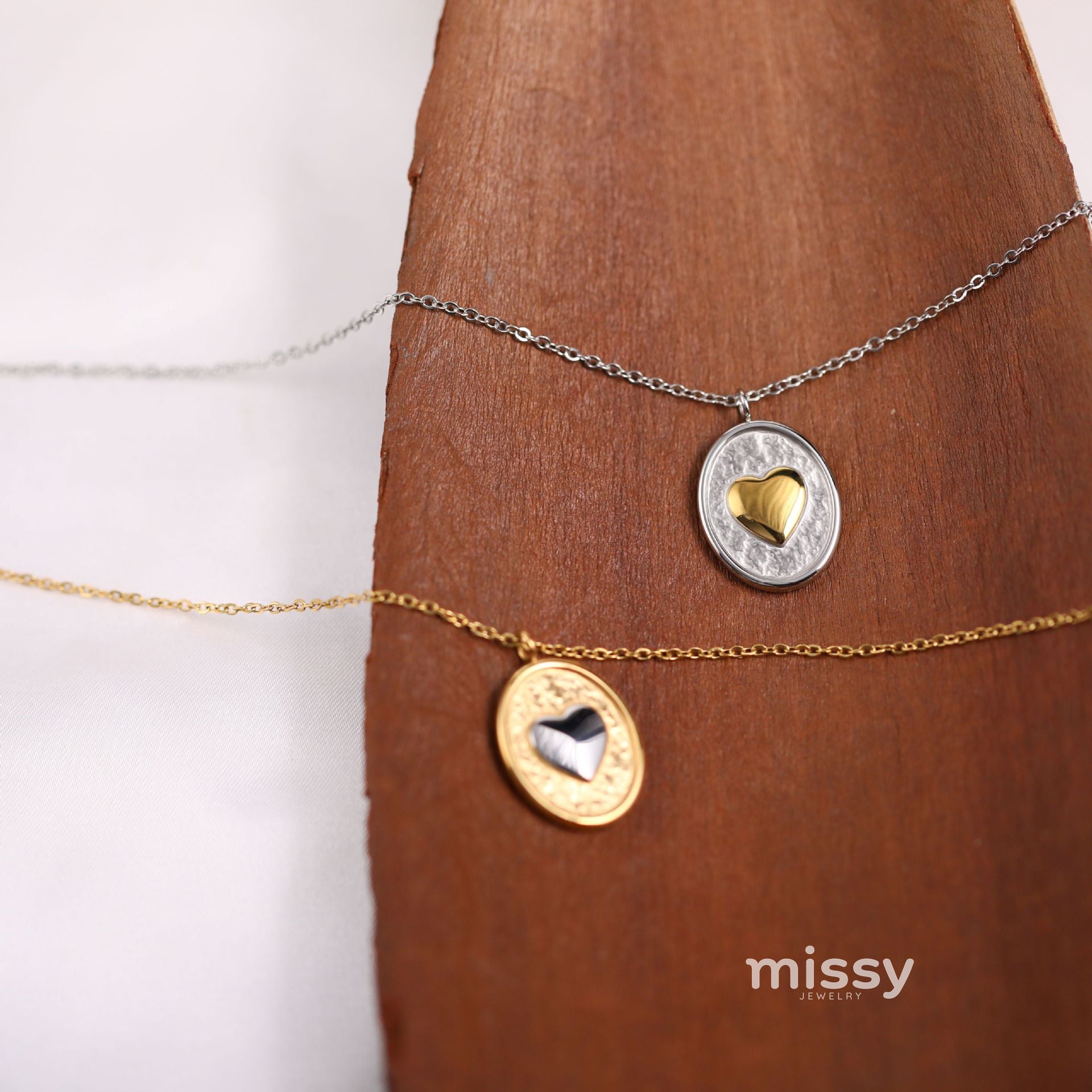 Lara Gold Heart Pendant Necklace [KAENVZ4B]