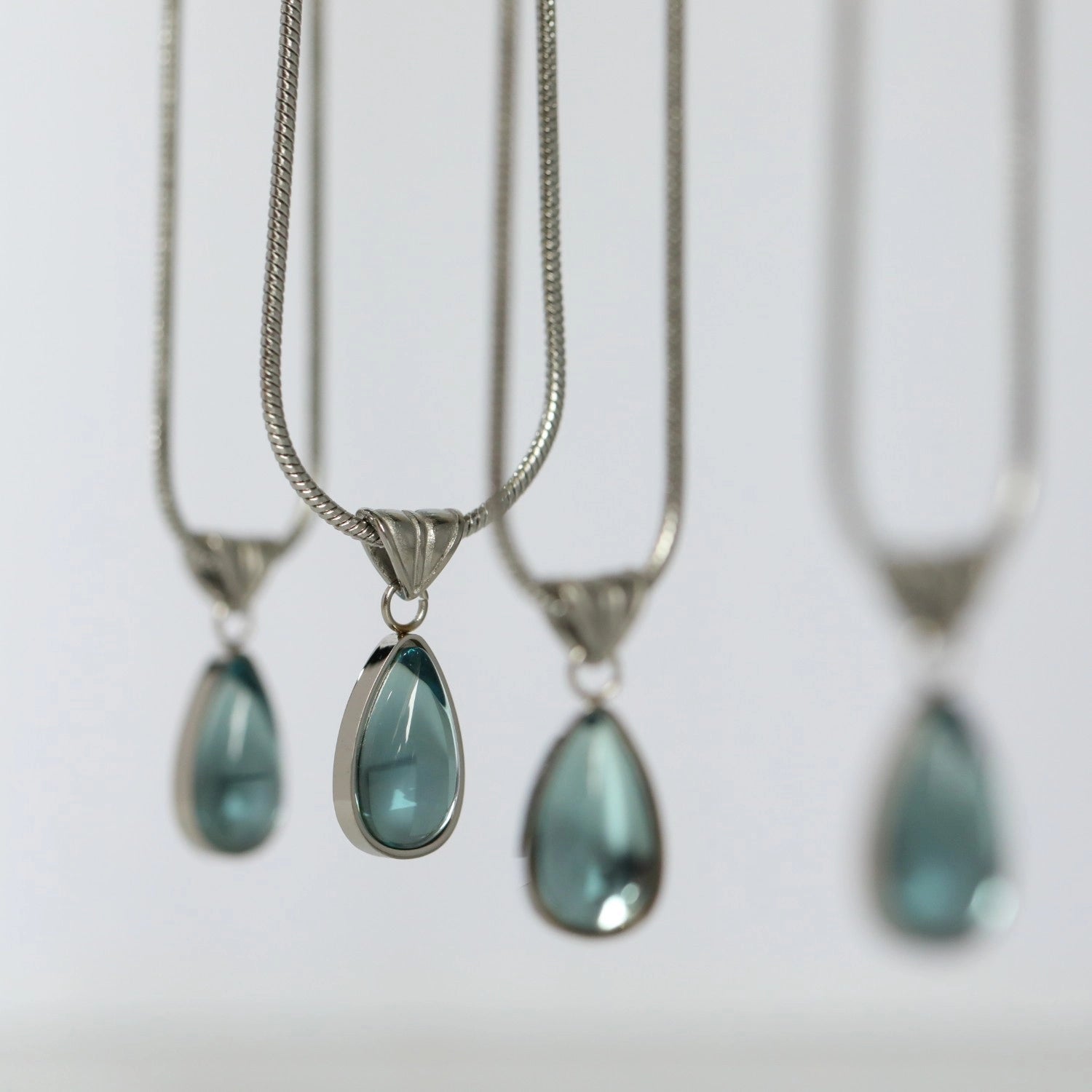 Layered Water Drop Pendant Necklace [7C8GU4OL]