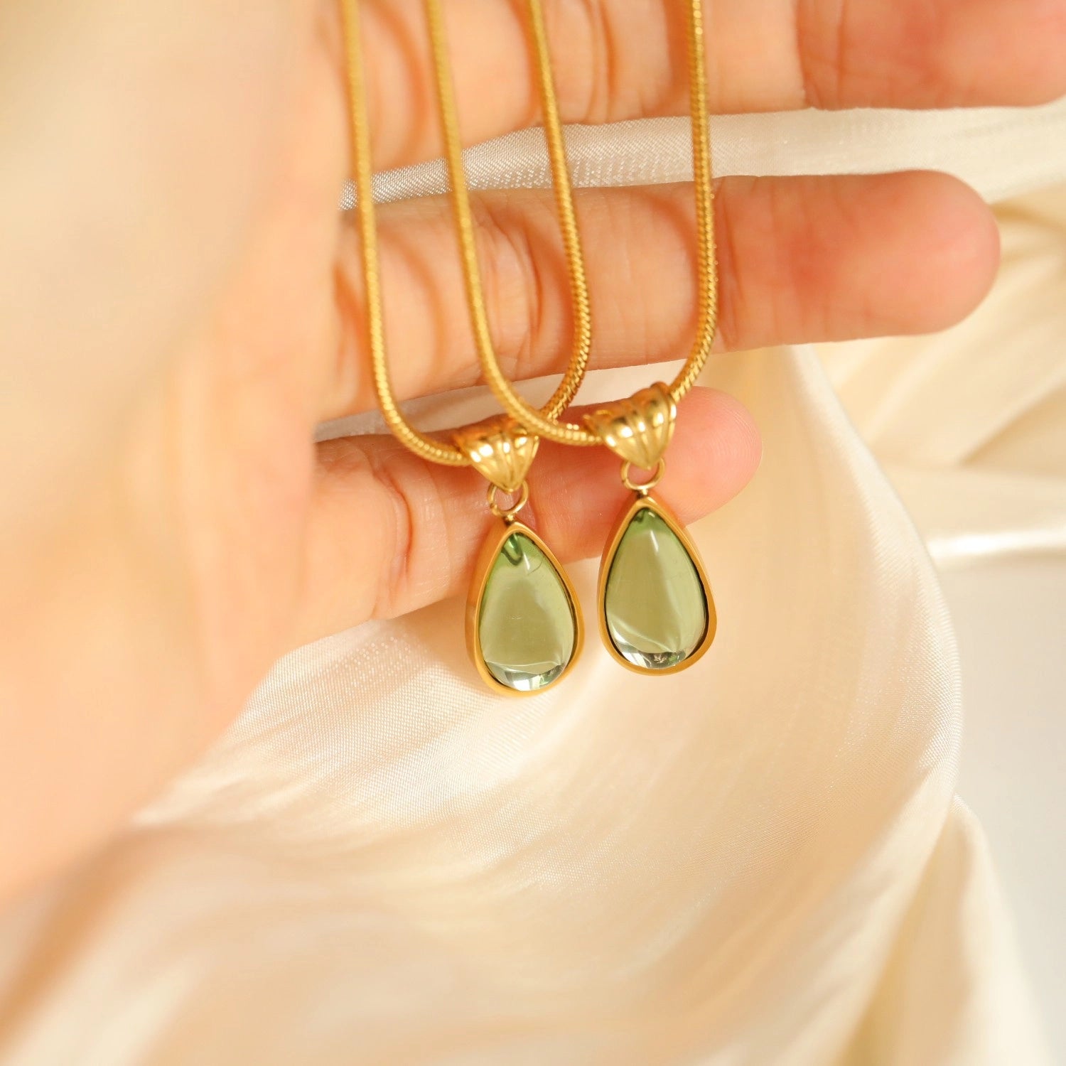 Layered Water Drop Pendant Necklace [UR3VWCI4]