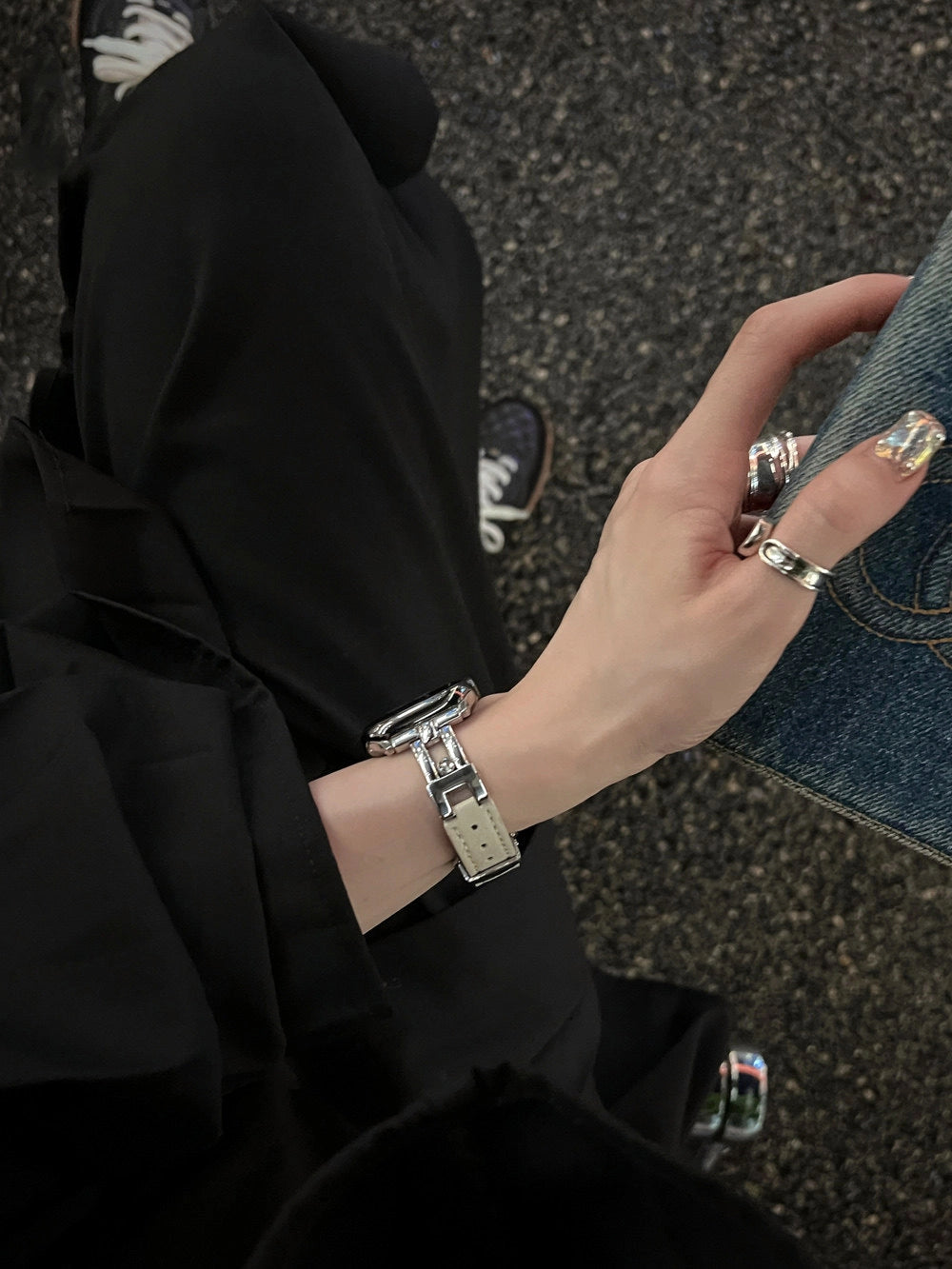 Leather Apple Watch Strap with Butterfly Buckle [I1XZAKEV]