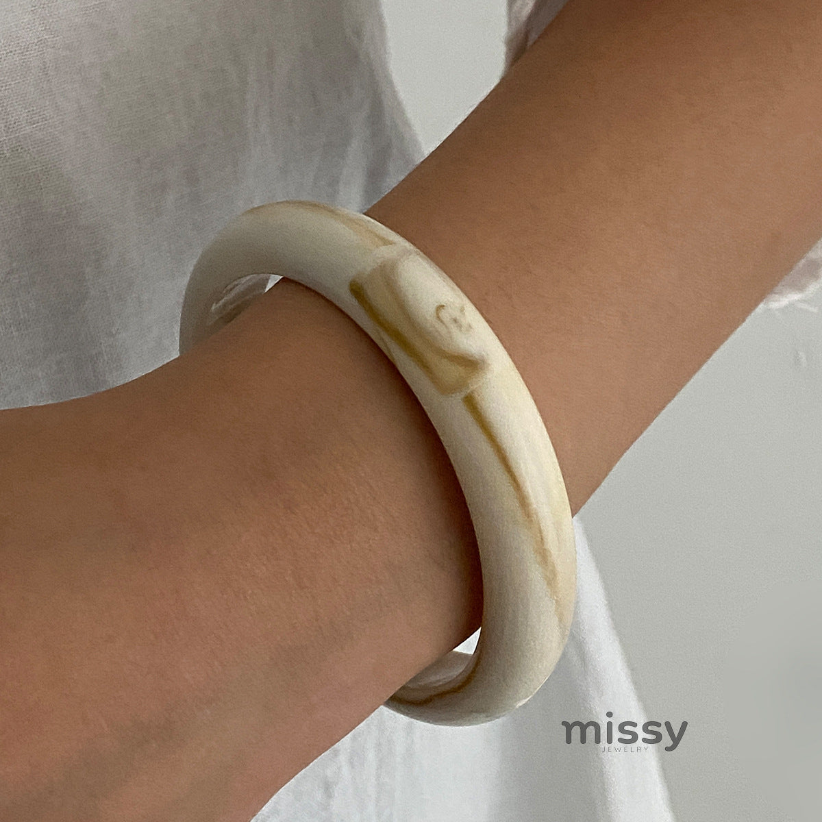 Leidy Glossy Resin Cuff [JAQNITEY]