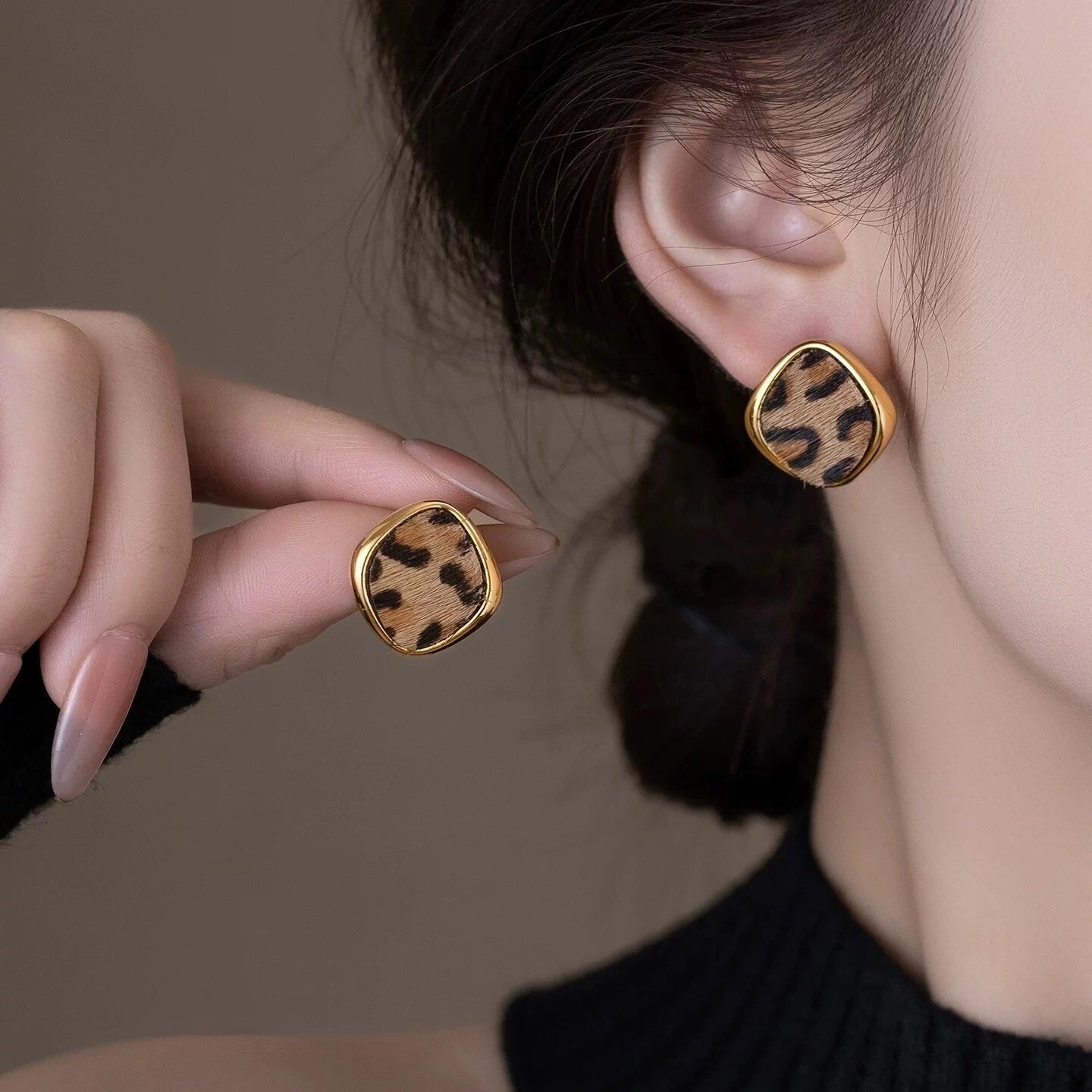 Leopard Print Stud Earrings [NC83MBT0]
