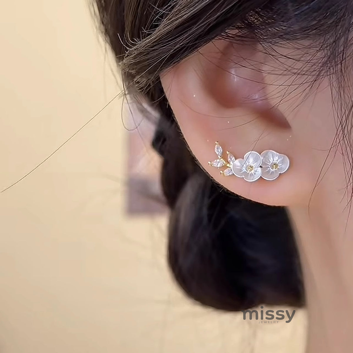 Louella Golden Blossom Stud Earrings [L5T9C5LG]