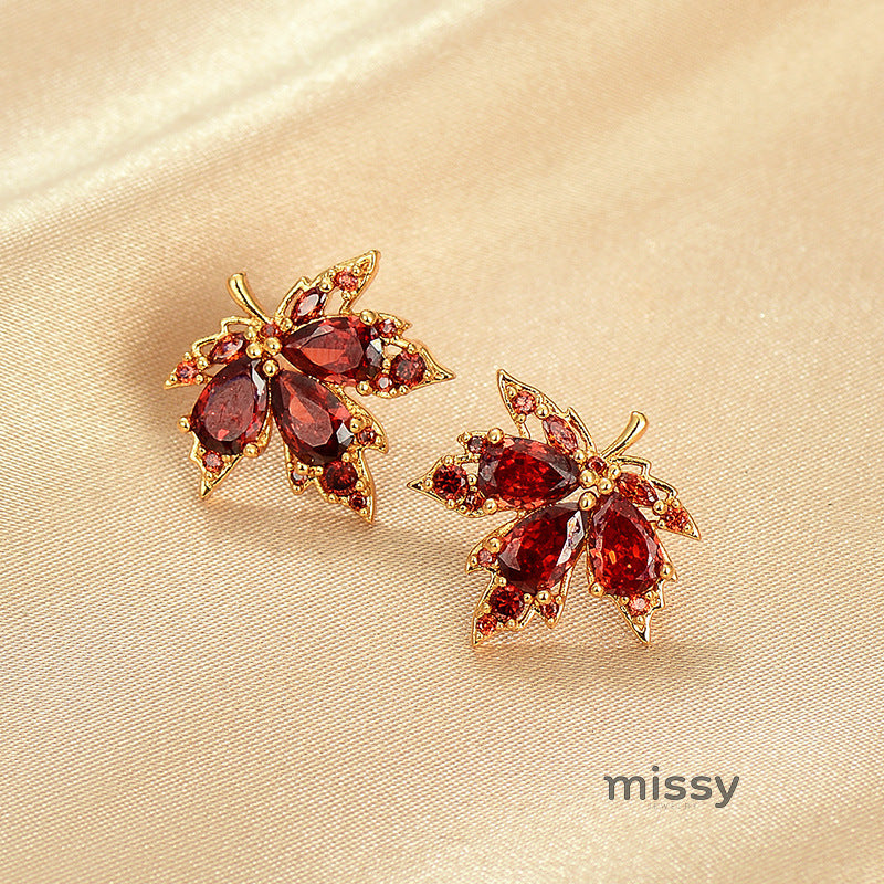 Lowen Red Rhinestone Leaf Studs [L5WLUU1K]