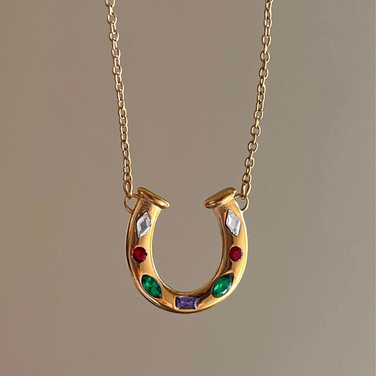 Lucky Horseshoe Pendant Necklace [TZP0SC5V]