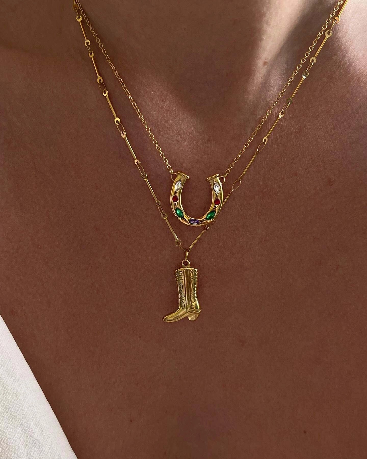 Lucky Horseshoe Pendant Necklace [M93XT8QU]