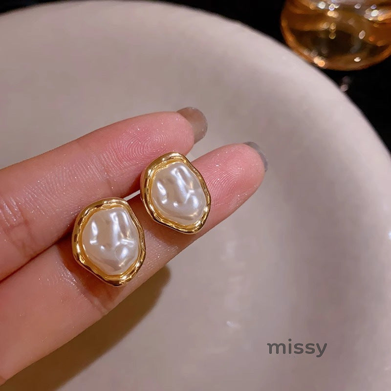 Mairead Irregular Baroque Pearl Earrings [N6S5IMX3]