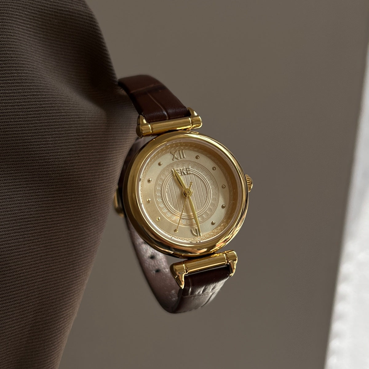 Marta Mid-Century Round Watch [UYSCHVLF]