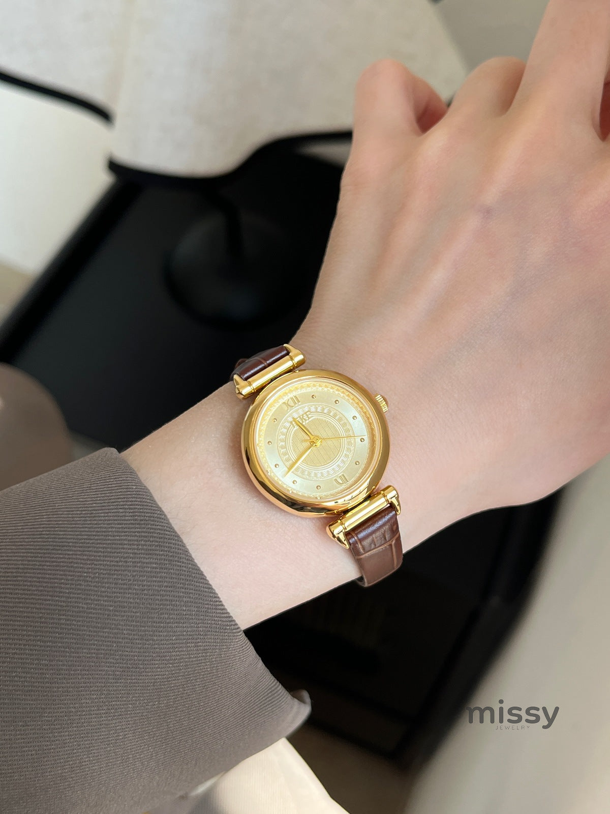 Marta Mid-Century Round Watch [1Q0GRUBB]