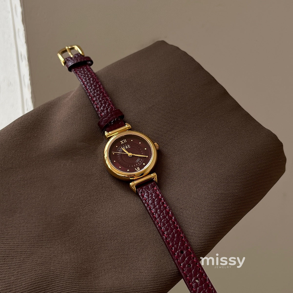 Marta Mid-Century Round Watch [QNIUATQN]