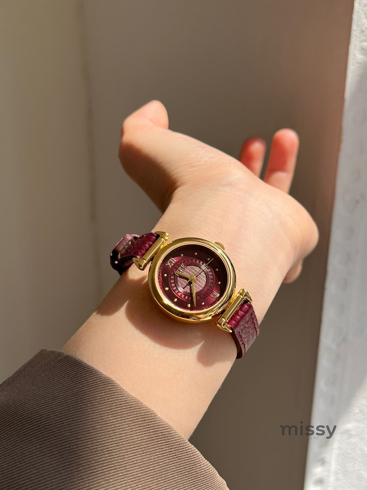 Marta Mid-Century Round Watch [B40RQJRD]