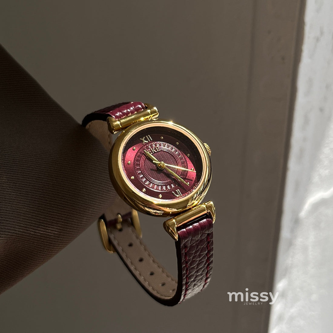 Marta Mid-Century Round Watch [UYSCHVLF]