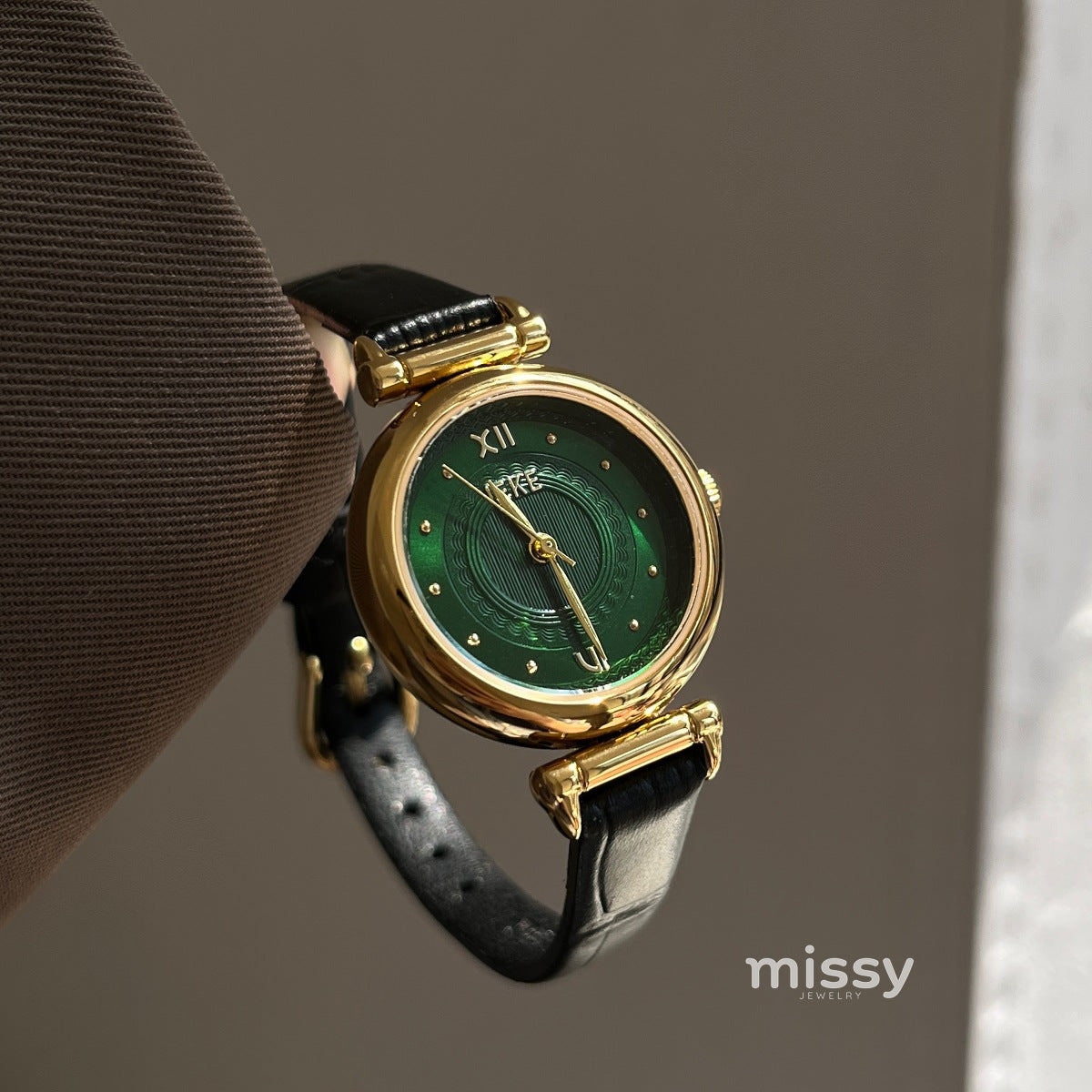 Marta Mid-Century Round Watch [HVQWWX86]