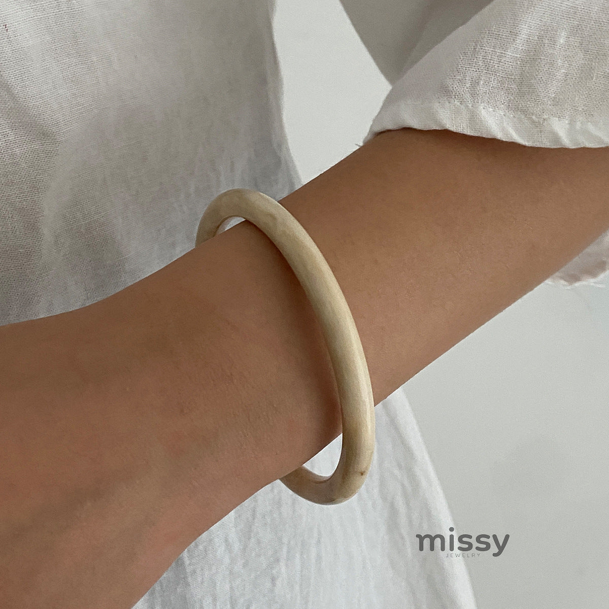 Maryn Asymmetrical Smudged Resin Bangle [UOOTBSBJ]
