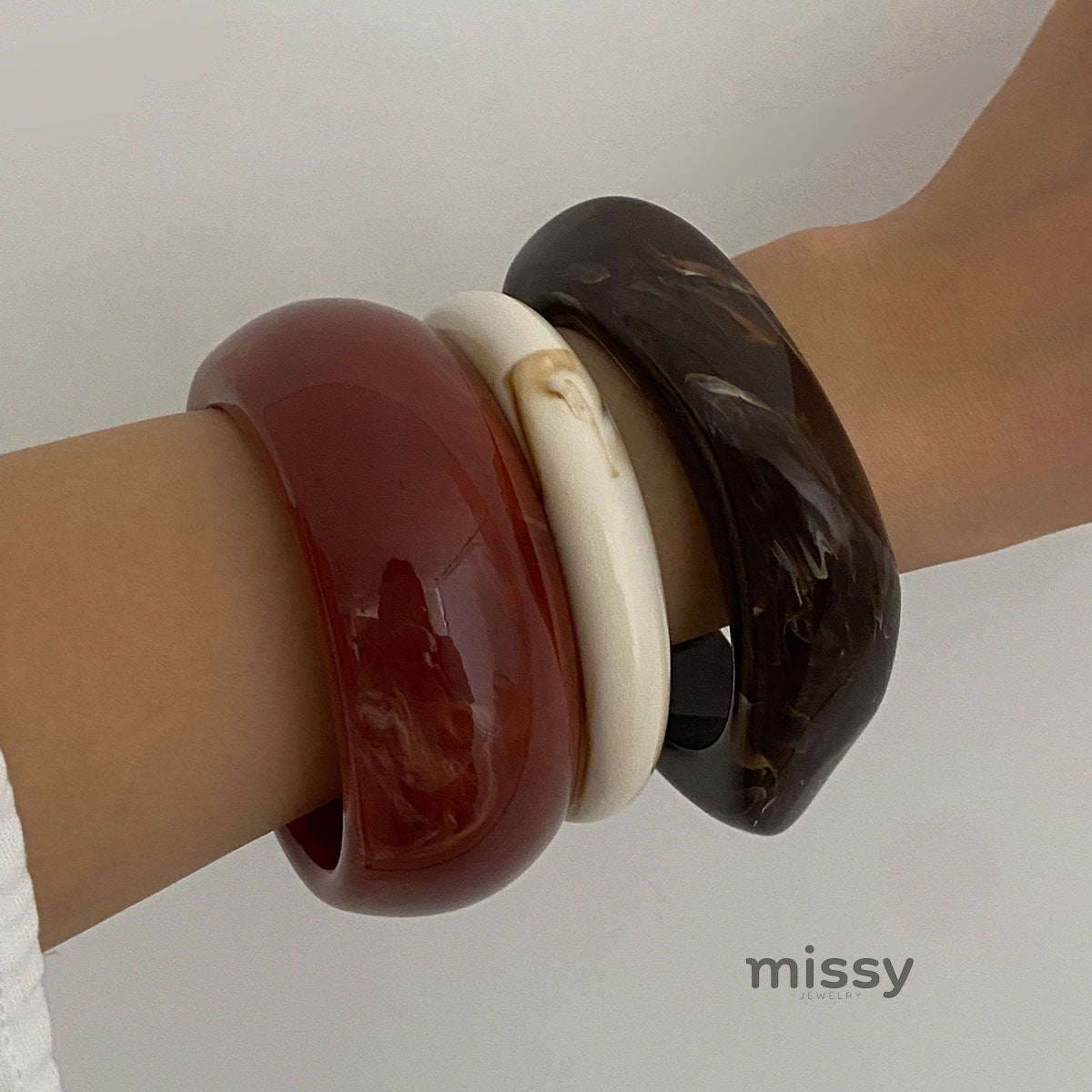 Maryn Asymmetrical Smudged Resin Bangle [LB1UZIBV]