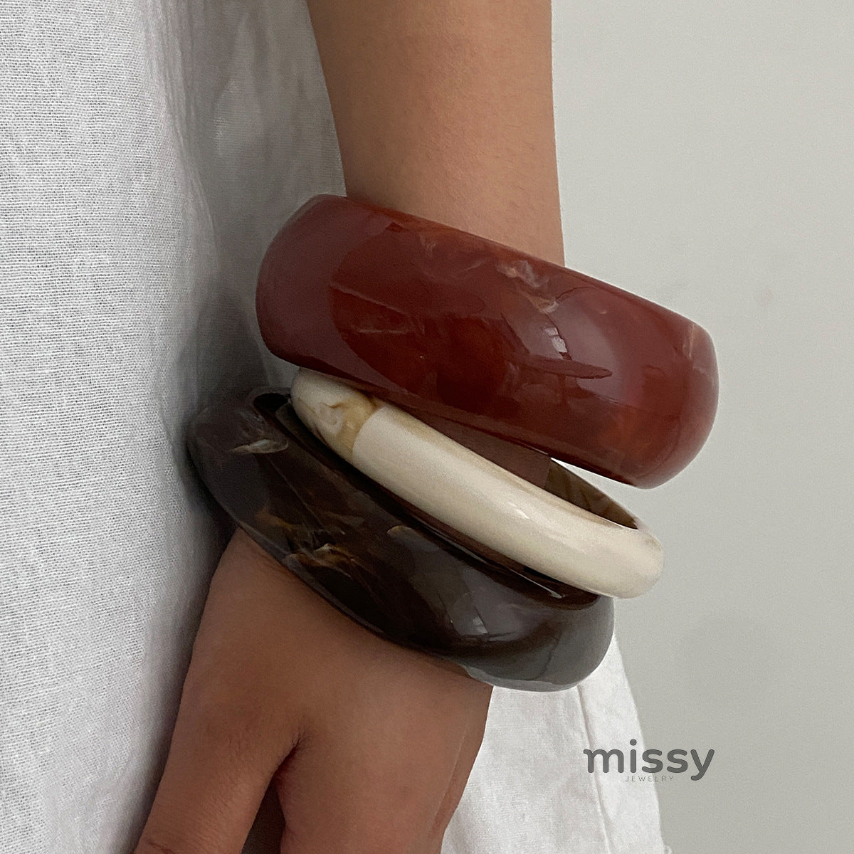 Maryn Asymmetrical Smudged Resin Bangle [GQWCGRMN]