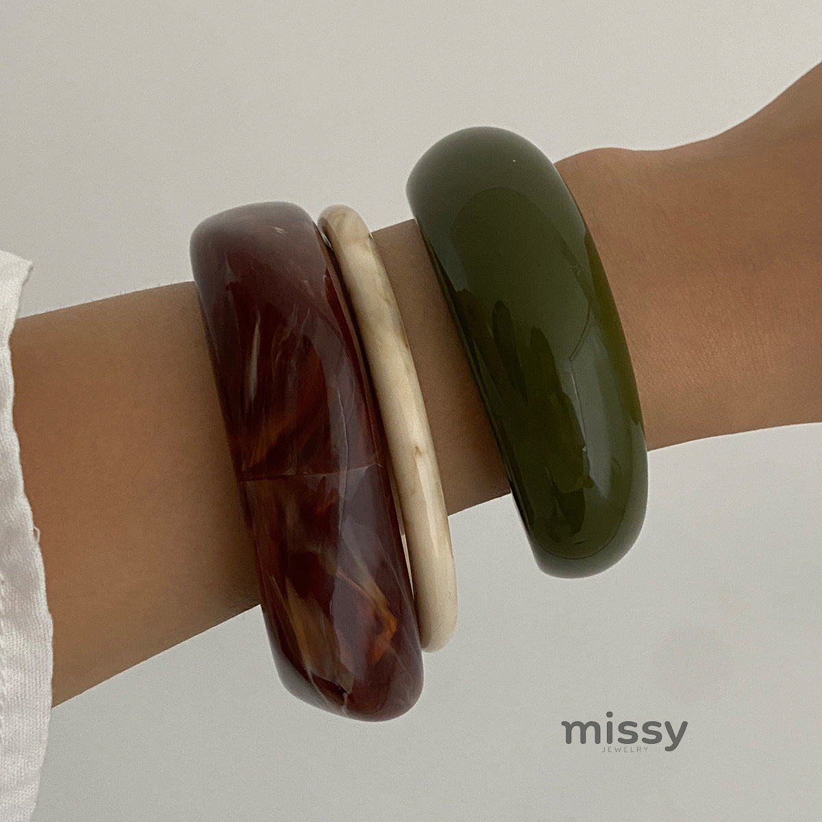Maryn Asymmetrical Smudged Resin Bangle [INUV3534]