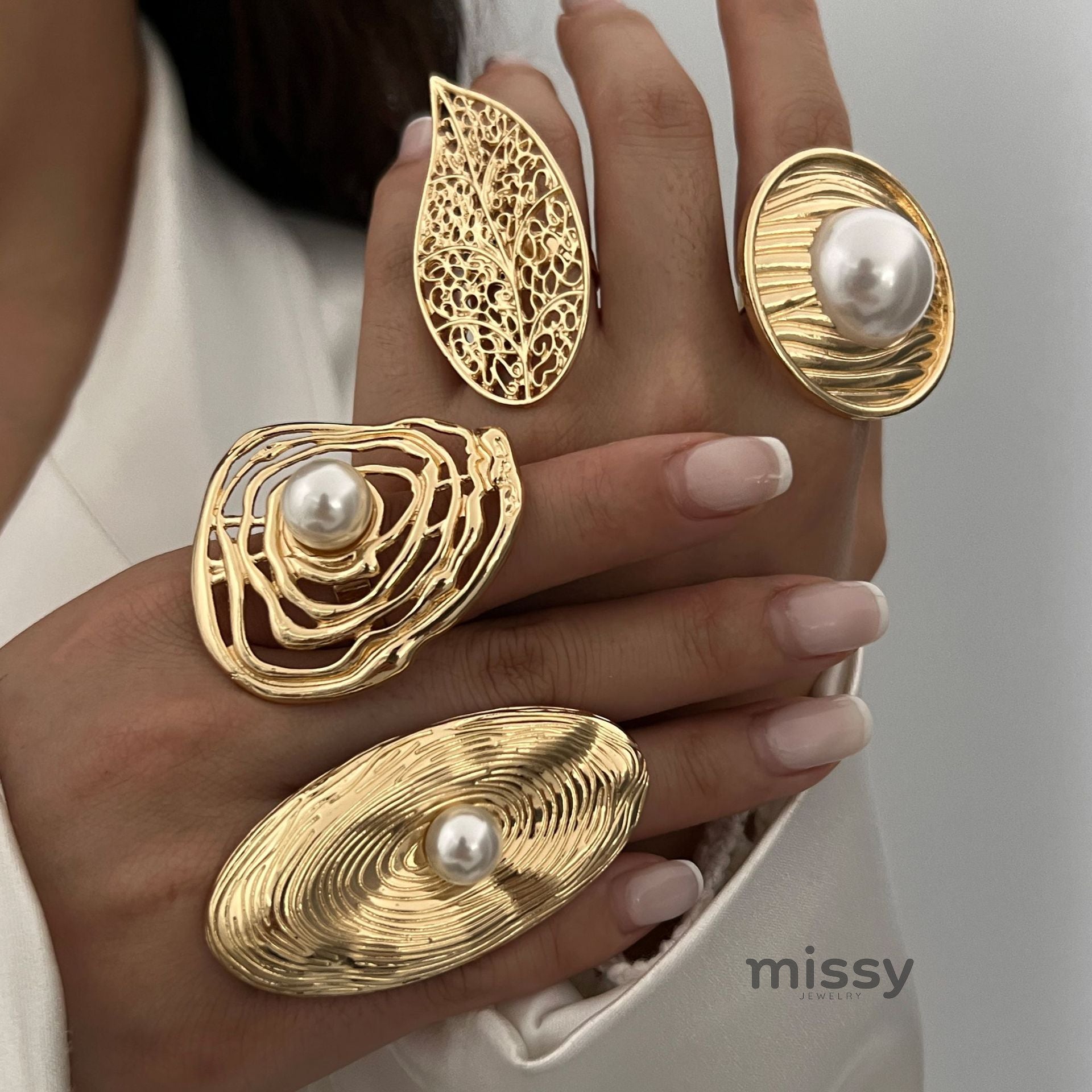 Maybelle Sculptural Pearl Ring [4RLCYR4Z]