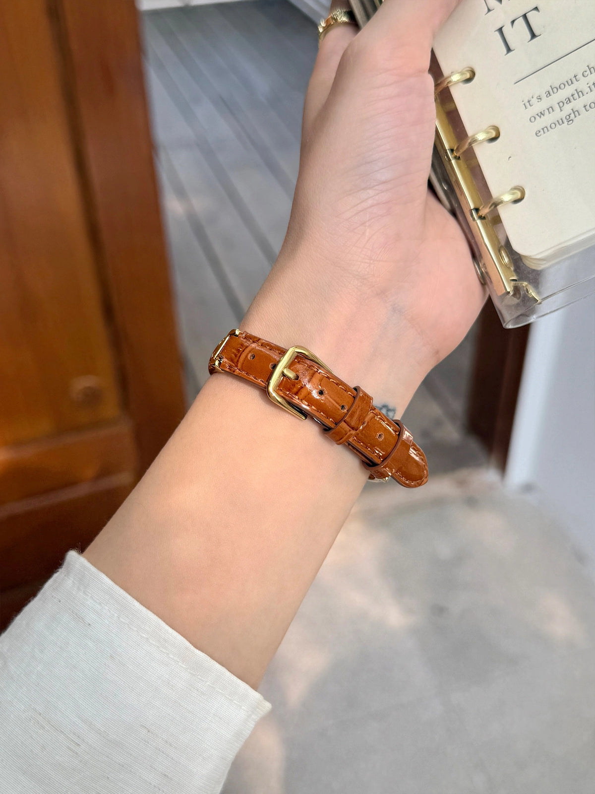 Metal and Leather Apple Watch Band [HFA3NZQD]