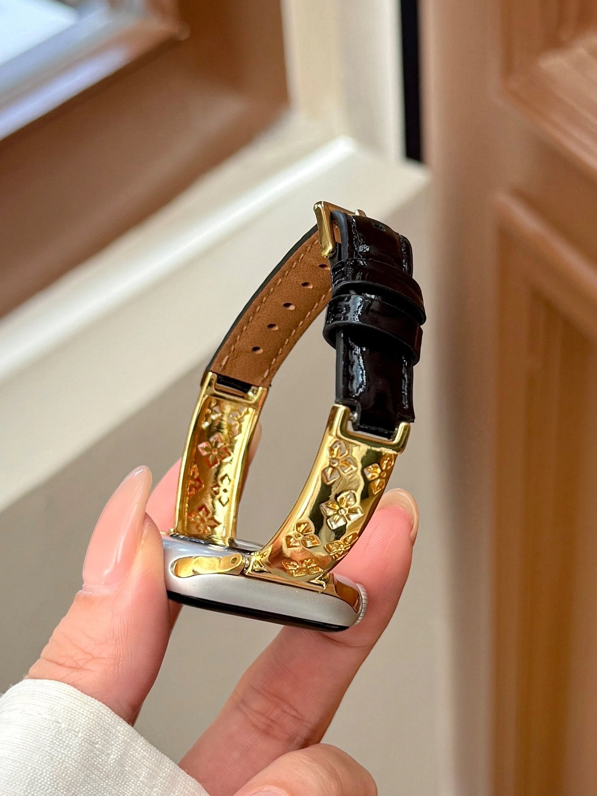 Metal and Leather Apple Watch Band [9L7083K8]