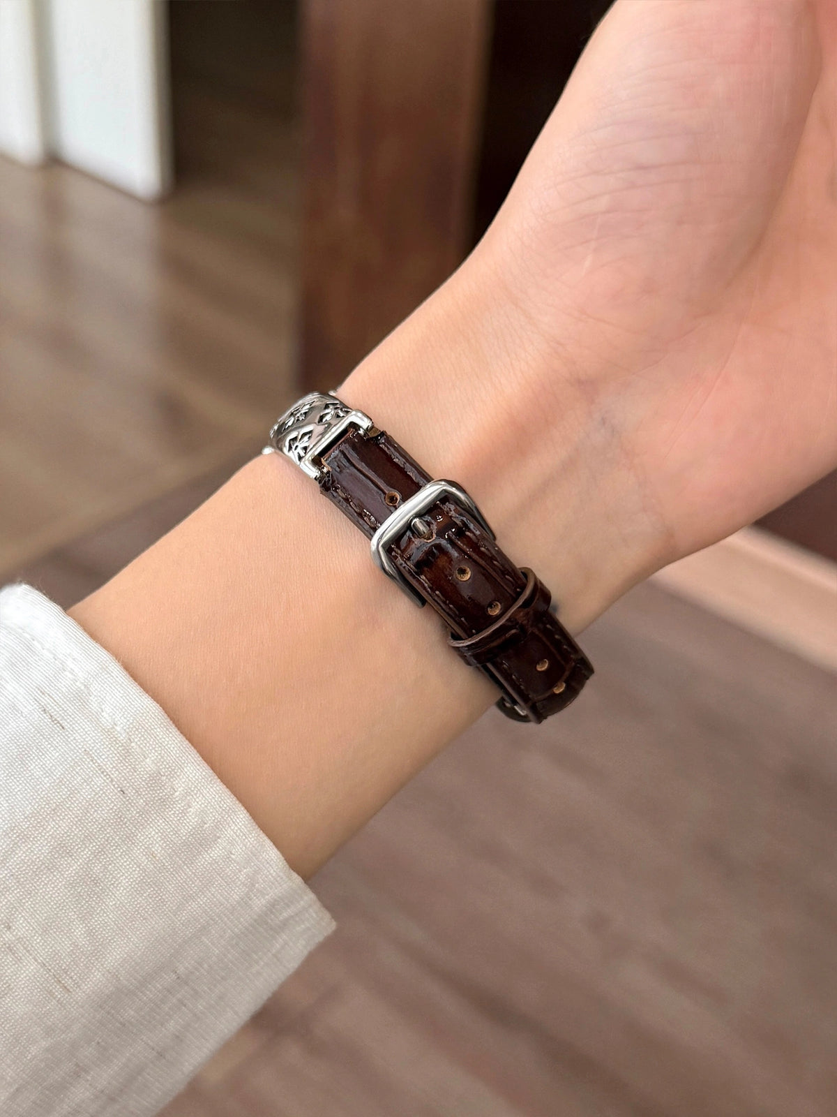 Metal and Leather Apple Watch Band [RZGF29VA]