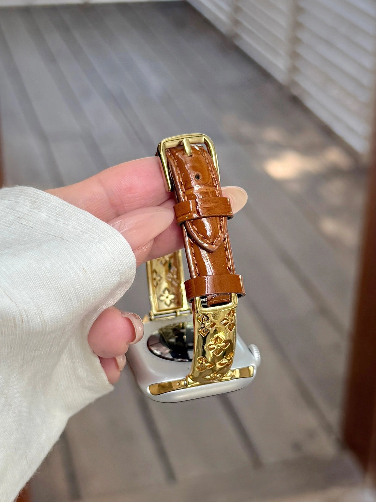 Metal and Leather Apple Watch Band [MRRNNYYV]