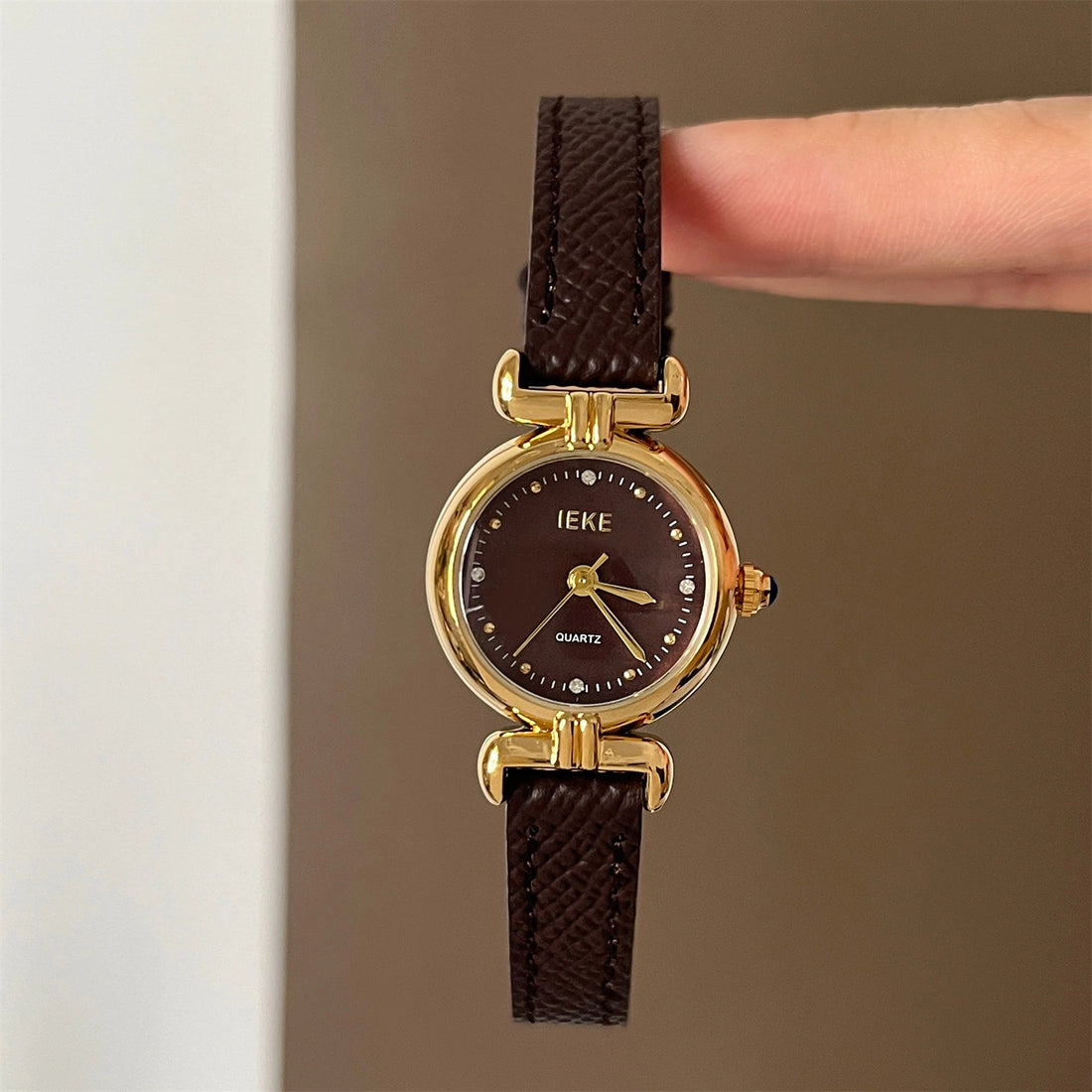 Minimal Round Dial Leather Watch [UBWOTWJ7]
