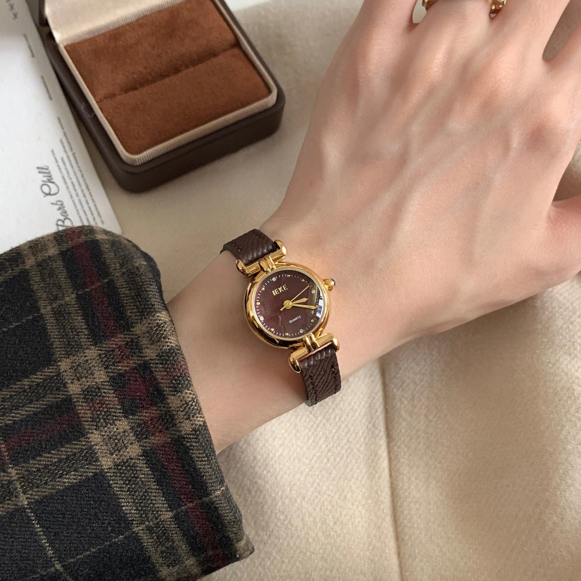 Minimal Round Dial Leather Watch [IUNK65MY]
